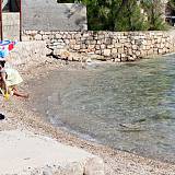 Ferienwohnungen Starigrad 7042, Starigrad - Nächster Strand