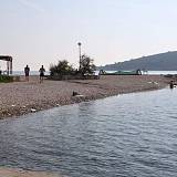 Ferienwohnungen Maslinica 16976, Maslinica - Nächster Strand
